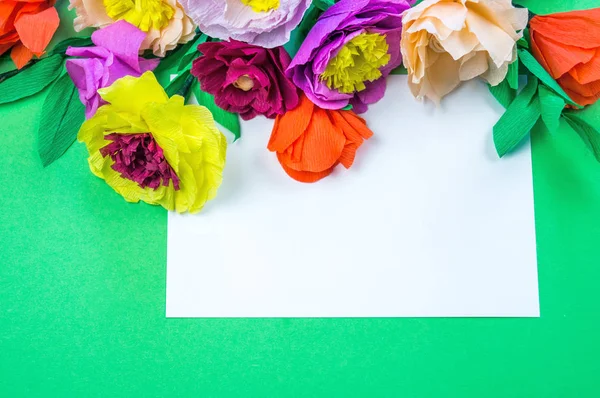 Kapkacak ve aletleri krep kağıt çiçekler üzerinde yeşil arka plan yapmak için. Cosmos çiçek buketi