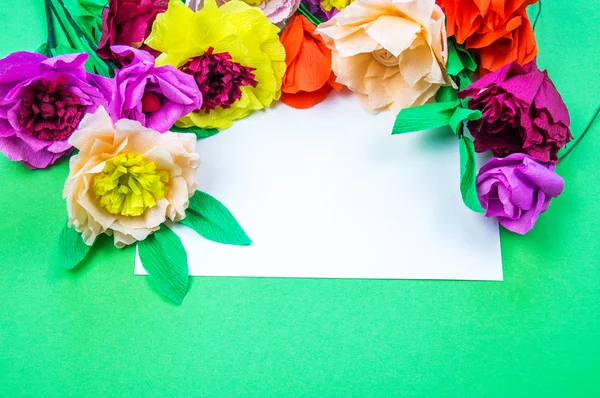 Kapkacak ve aletleri krep kağıt çiçekler üzerinde yeşil arka plan yapmak için. Cosmos çiçek buketi