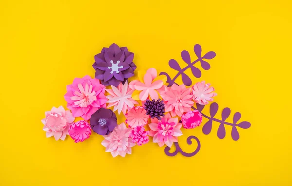 サンゴ色の紙で作られた花 カールおよび葉のピンク色 背景が黄色 手作りの花屋 融合のアップリケの好きな趣味 — ストック写真