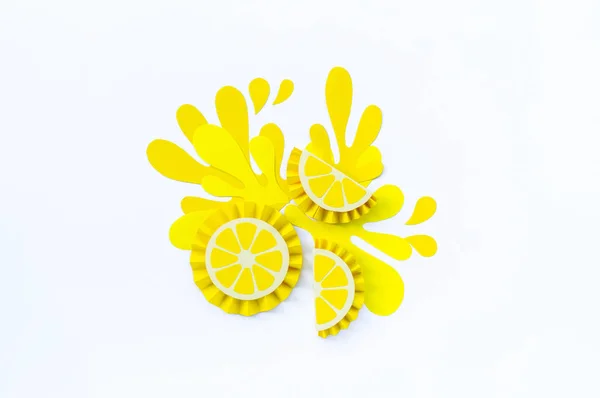 Žlutá Citron Tryskající Papíru Bílém Pozadí Ovocné Smoothie Vegetarián Řemeslné — Stock fotografie