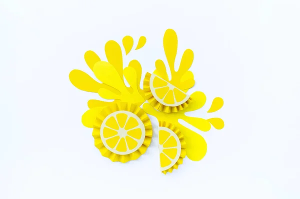 Žlutá Citron Tryskající Papíru Bílém Pozadí Ovocné Smoothie Vegetarián Řemeslné — Stock fotografie