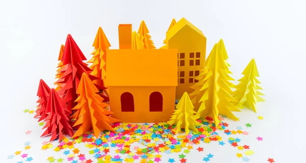 Varış takvimi bebek rengi parlak için. Ev ve Noel ağacı kağıt kesmek. Noel tatil dekor. Beyaz arka plan. Bütün aile en sevdiği hobi.