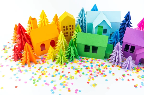 Varış takvimi bebek Gökkuşağı rengi için. Ev ve Noel ağacı kağıt kesmek. Noel tatil dekor. Beyaz arka plan. Bütün aile en sevdiği hobi.