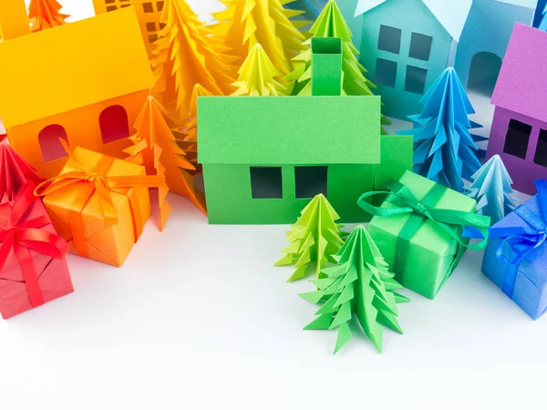 Varış takvimi bebek Gökkuşağı rengi için. Ev ve Noel ağacı kağıt kesmek. Noel tatil dekor. Beyaz arka plan. Bütün aile en sevdiği hobi.