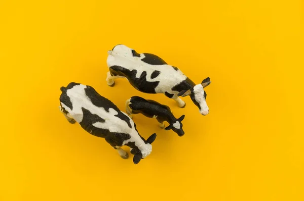 Παιχνίδι Αγελάδα Κατασκευασμένο Από Πλαστικό Κίτρινο Φόντο Των Ζώων Από — Φωτογραφία Αρχείου