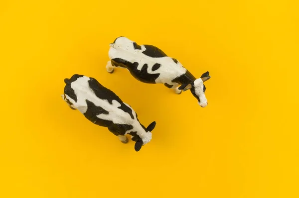 Παιχνίδι Αγελάδα Κατασκευασμένο Από Πλαστικό Κίτρινο Φόντο Των Ζώων Από — Φωτογραφία Αρχείου
