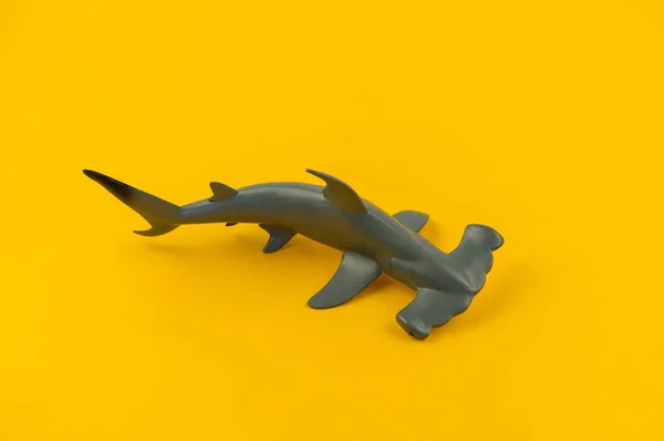 Παιχνίδι Ψάρια Σφυρί Από Πλαστικό Κίτρινο Φόντο Ζώα Της Θάλασσας — Φωτογραφία Αρχείου