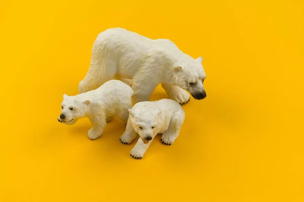 Oso Polar Juguete Plástico Sobre Fondo Amarillo Animal Africano Para — Foto de Stock