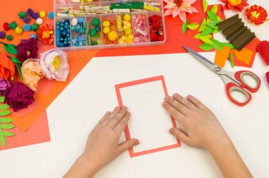 Çocuk bir kartpostal düz yatıyordu yapar. Anneye 8 Mart'ta tatil hediyesi.