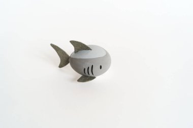 Sevimli el yapımı yumurta ile Paskalya tatili kavramı: deniz hayvanı köpekbalığı.