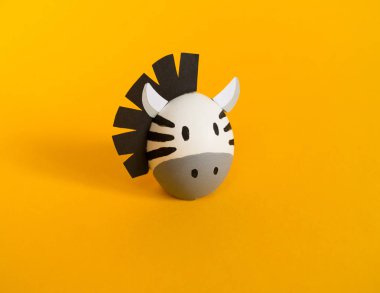 Sevimli el yapımı yumurta ile Paskalya tatili kavramı: zebra.