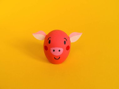 Sevimli el yapımı yumurta ile Paskalya tatili kavramı: pembe domuz.