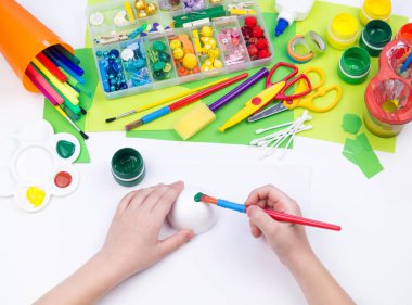 Çocuk köpük plastik kaplumbağa bir zanaat oyuncak yapar. Yaratıcılık ve eğitim için malzeme.