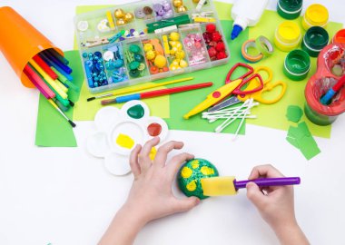 Çocuk köpük plastik kaplumbağa bir zanaat oyuncak yapar. Yaratıcılık ve eğitim için malzeme.