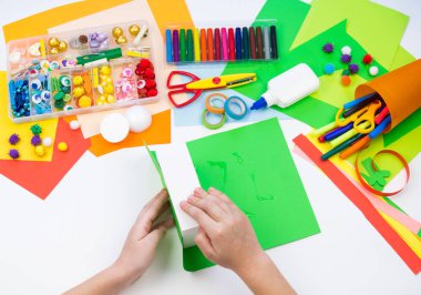 Çocuk bir hack kutusu bukalemun yapar. Beyaz arka planda yaratıcılık için malzeme.