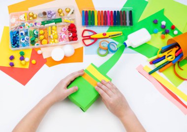 Çocuk bir hack kutusu bukalemun yapar. Beyaz arka planda yaratıcılık için malzeme.