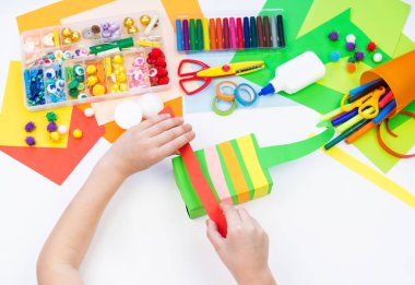 Çocuk bir hack kutusu bukalemun yapar. Beyaz arka planda yaratıcılık için malzeme.