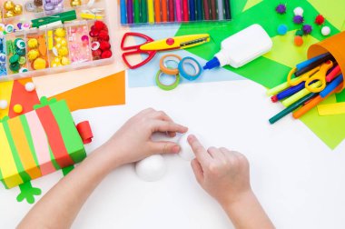 Çocuk bir hack kutusu bukalemun yapar. Beyaz arka planda yaratıcılık için malzeme.