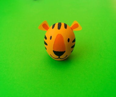 Sevimli el yapımı yumurta ile Paskalya tatili kavramı: turuncu kaplan.