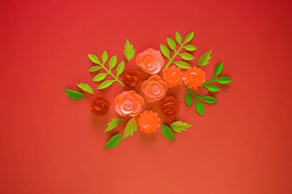 Flor hecha de papel de fondo rosa. Tendencia color pastel coral . — Foto de Stock