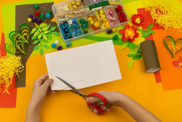 Çocuk kağıt zanaat ağacı yapar. Turuncu arka plan ve yaratıcı sınıflar için malzemeler. — Stok fotoğraf