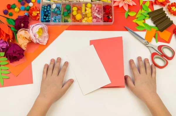 Criança faz um cartão postal flat lay. Presente de mãe umas férias em 8 de março . — Fotografia de Stock