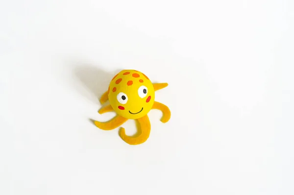 Sevimli el yapımı yumurta ile Paskalya tatili kavramı: deniz hayvanı sarı ahtapot. — Stok fotoğraf