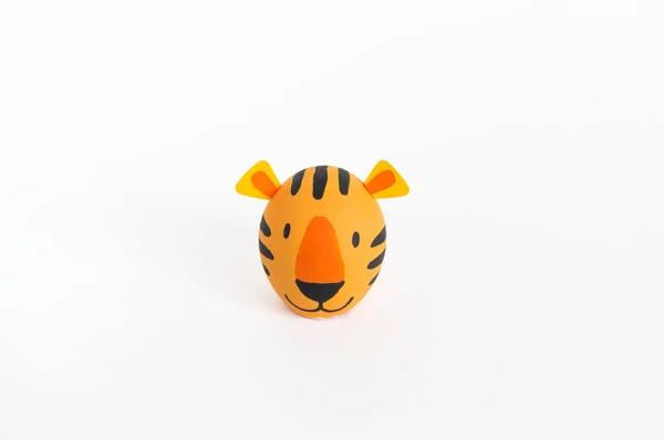 Koncepcja święta wielkanocnego z cute jaj ręcznie: pomarańczowy Tygrys. — Zdjęcie stockowe