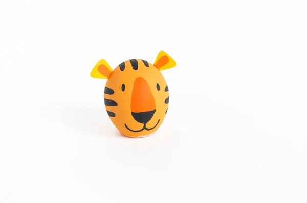 Easter holiday concept with cute handmade eggs: orange tiger. — Stock Photo, Image