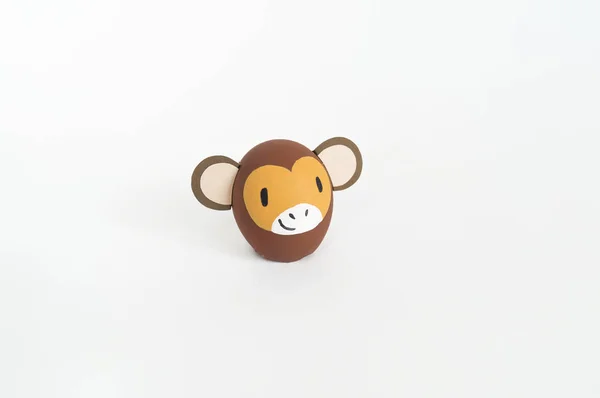 Концепция пасхальных праздников с милыми яйцами ручной работы: коричневая обезьяна . — стоковое фото