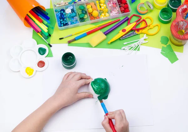 El niño hace un juguete artesanal de espuma de tortuga de plástico. Material para la creatividad y la educación . — Foto de Stock