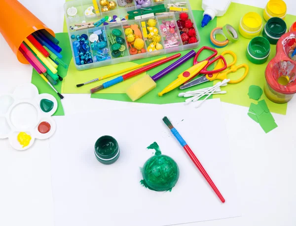 El niño hace un juguete artesanal de espuma de tortuga de plástico. Material para la creatividad y la educación . — Foto de Stock