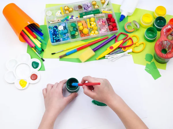 A criança faz um brinquedo artesanal de tartaruga plástica de espuma. Material para criatividade e educação . — Fotografia de Stock