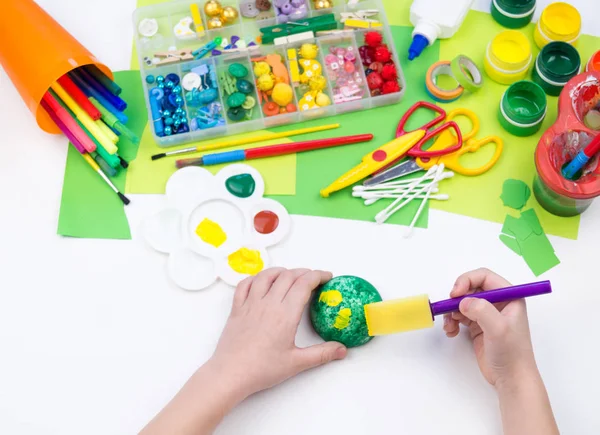 Dziecko robi zabawkę rzemieślniczą z pianki plastikowej żółwia. Materiał na kreatywność i edukację. — Zdjęcie stockowe
