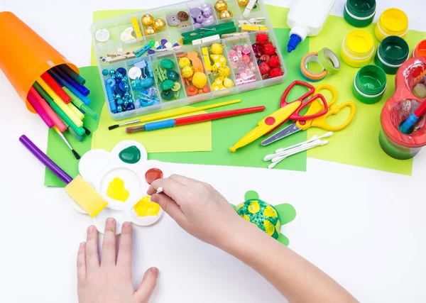 Çocuk köpük plastik kaplumbağa bir zanaat oyuncak yapar. Yaratıcılık ve eğitim için malzeme. — Stok fotoğraf