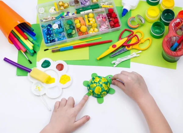 子供は泡プラスチック亀から工芸品のおもちゃを作ります。創造性と教育のための教材. — ストック写真