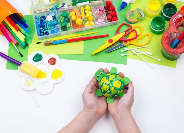 Ребенок делает ремесленную игрушку из пенопластовой черепахи. Материал для творчества и образования . — стоковое фото