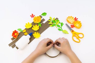 Çocuk kağıttan bir sepet yapıştırıyor. Tatil Paskalya.
