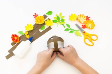 Çocuk kağıttan bir sepet yapıştırıyor. Tatil Paskalya.