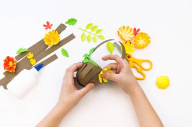 Çocuk kağıttan bir sepet yapıştırıyor. Tatil Paskalya.