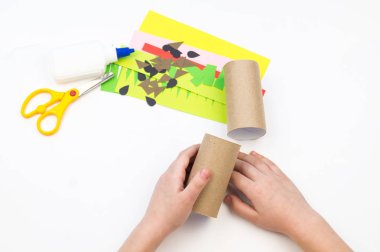 Çocuk el işi yapar. Meyve kağıdı. Ananas ve Karpuz yaz.