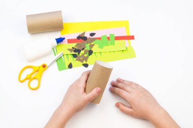 Çocuk el işi yapar. Meyve kağıdı. Ananas ve Karpuz yaz.