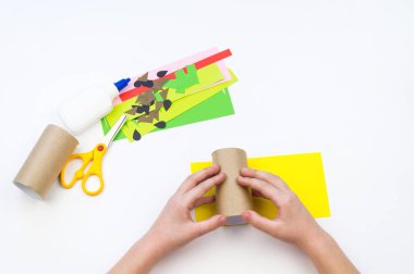 Çocuk el işi yapar. Meyve kağıdı. Ananas ve Karpuz yaz.