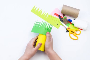 Çocuk el işi yapar. Meyve kağıdı. Ananas ve Karpuz yaz.