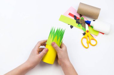 Çocuk el işi yapar. Meyve kağıdı. Ananas ve Karpuz yaz.