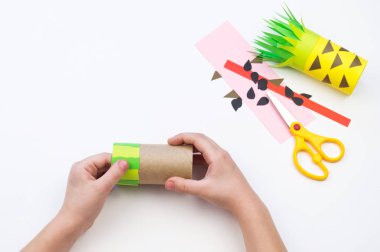 Çocuk el işi yapar. Meyve kağıdı. Ananas ve Karpuz yaz.