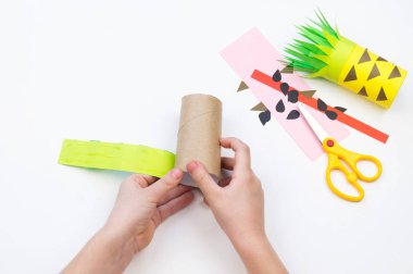 Çocuk el işi yapar. Meyve kağıdı. Ananas ve Karpuz yaz.