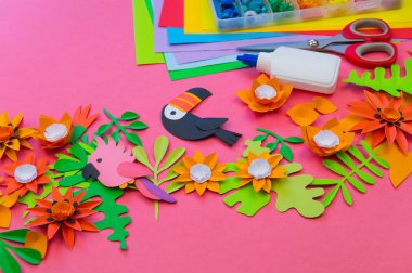 Yaratıcı ayar. Kağıttan yaprak ve çiçek kesme işlemi. Tropik egzotik orman.