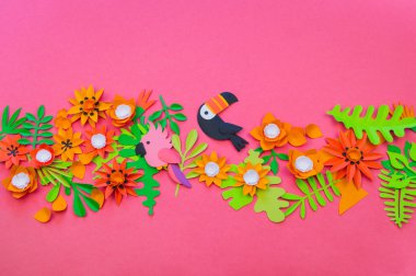 Yaratıcı ayar. Kağıttan yaprak ve çiçek kesme işlemi. Tropik egzotik orman.