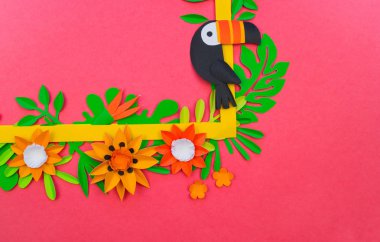 Tropikal yaprak ve çiçeklerdekoratif düzenleme. El yapımı atölye.